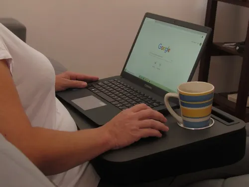 Mesa De Colo Para Laptop, Celular Tablet E Copo Base Espuma - miniatura 6